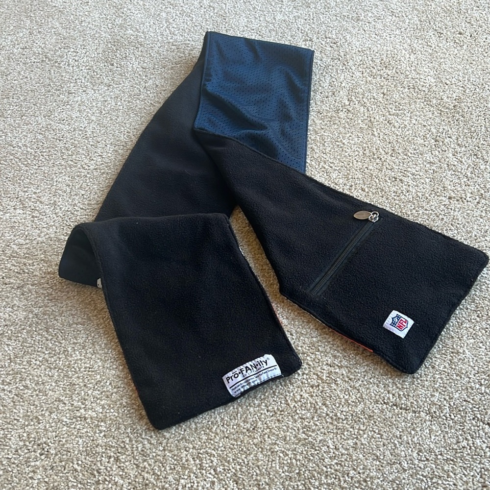 Scarf w zipper pocket